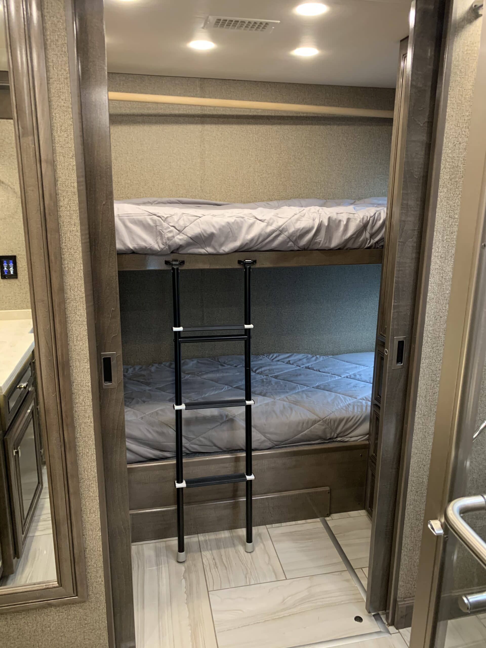 2019-Fleetwood-Discovery-44B-16k-miles-4-slides-bath-half-459hp-Cummins-prestigious-coach6-scaled-1